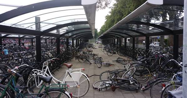Tientallen fietsen vernield bij fietsenstalling station Cuijk - De Gelderlander