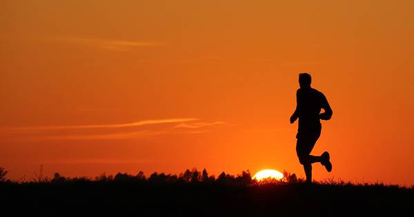 Hardloper ziet de zon ondergaan op de dijk in Dreumel - De Gelderlander
