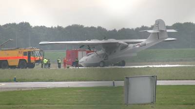 Vliegtuigje maakt noodlanding en schuift meters over de baan