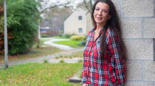 Ex-sekswerker Deborah (45) openhartig over vroeger leven: “Ik was zó vernederd in die hotelkamer, ik wilde opnieuw controle over mannen”