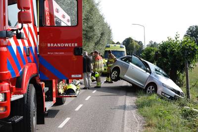 Auto rijdt in greppel, bestuurder gewond naar ziekenhuis
