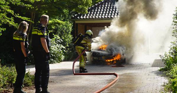Hulpdiensten kunnen auto na brand in Schalkhaar niet meer redden.