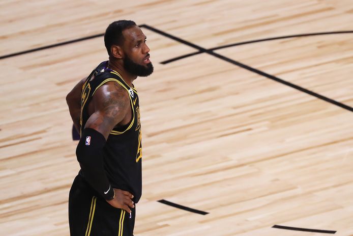 Lakers-ster LeBron James verbijt de teleurstelling.