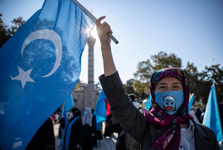 Oeigoeren protesteerden op 1 oktober in Istanbul tegen de onderdrukking van hun volk door de Chinese overheid.  Beeld EPA