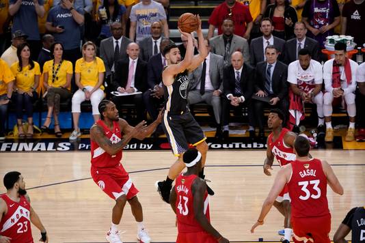 Guard Klay Thompson (springend) van Golden State Warriors viel tijdens het duel uit met een knieblessure.