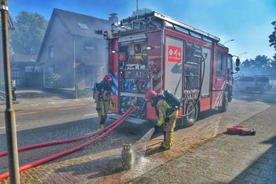 Grote uitslaande brand in loods van smederij in Budel