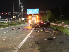 Ravage op A2: automobilist crasht hard op vangrail, gestrande weggebruikers spookrijdend door tunnel