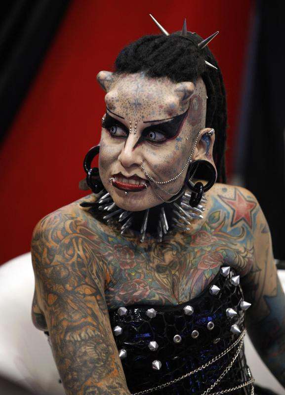 La Femme Vampire Tatouée Et Cornée Insolite 7sur7be