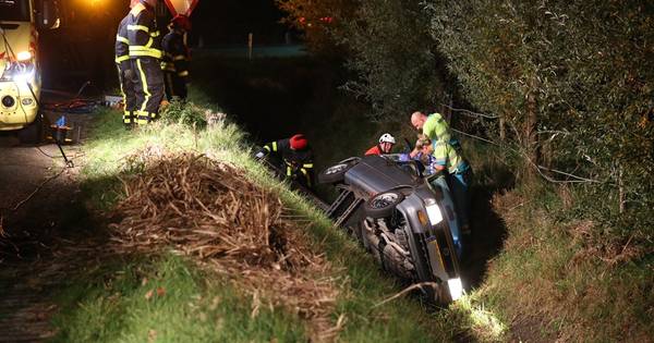 Vrouw belandt met haar auto in de sloot in Heerle en moet bevrijd worden door de brandweer
