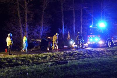 Automobilist zwaargewond na botsing tegen boom in Neede