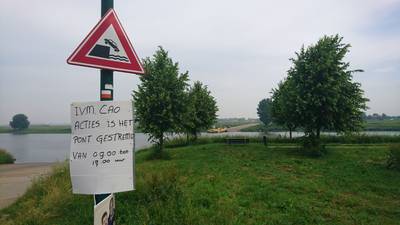 Veermannen op de Maas staken verder: onduidelijkheid over lot scholieren en forenzen