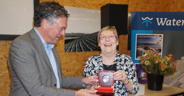 Eerste zilveren erepenning Watersnoodmuseum voor Corrie Vijverberg