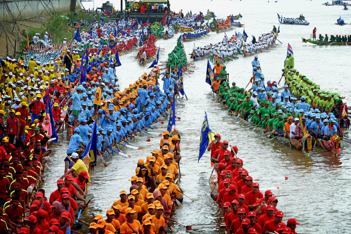 Deelnemers aan de drakenbootrace  op de Tonle Sap rivier in Phnom Penh, Cambodja, maken zich klaar voor de wedstrijd. Foto: Tang Chhin