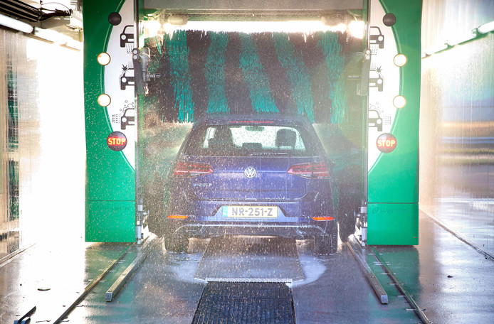In een zogenoemde roll-over installatie blijft de auto tijdens de wasbeurt stil staan. Dit is het meest voorkomende type.