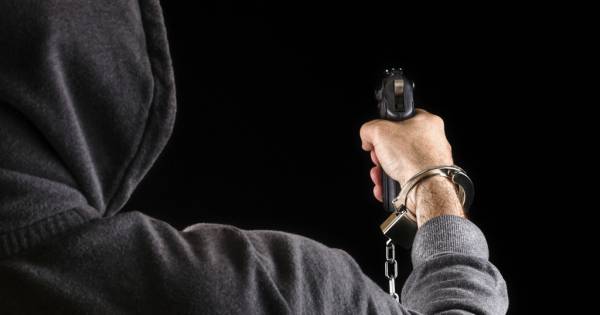 Gemaskerde man pleegt gewapende overval op woning in Eindhoven.