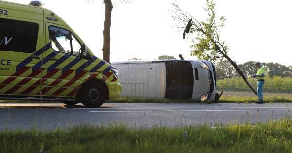 Busje komt op zijn kant terecht in Haps