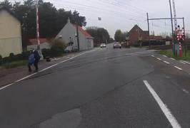 Vlaamse buschauffeur redt vrouw van spoorwegovergang