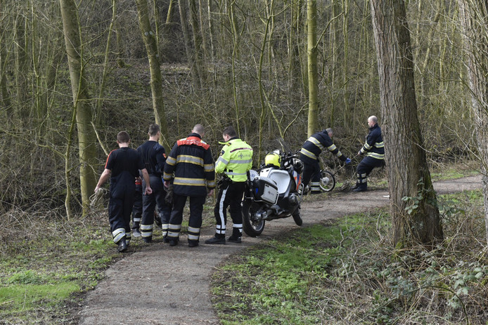 De brandweer haalt de fiets van de vrouw uit het water