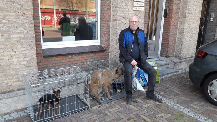 Arie den Dekker is door de politie met zijn twee honden in Oss op straat gezet.