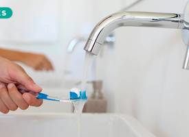 Maak je wasbak weer blinkend schoon zonder chemische middelen