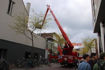 Brandweer blust vuur op dak in drukke Arnhemse binnenstad