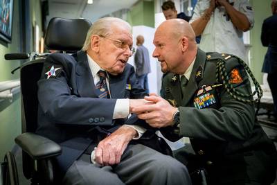 Veteranen Bronbeek staan pal achter oorlogsheld Marco Kroon