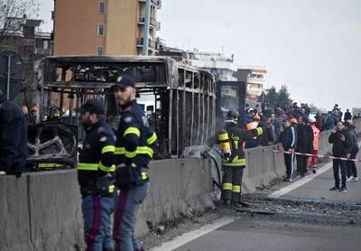 Mogelijke terrorist steekt schoolbus met 51 kinderen in brand in Italië