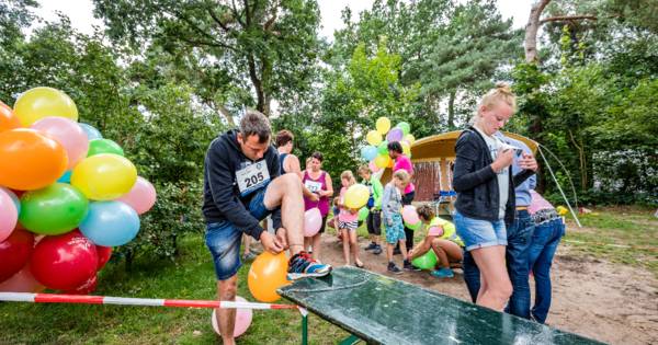 Wereldrecord ballonnen kapot trappen in Beerze | Twenterand - Tubantia
