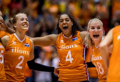 Overtuigende start volleybalsters in WK-kwalificatie