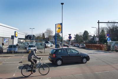 Bewoners van de Middellaan in Velp houden het verkeer van Lidl voor de deur