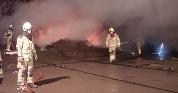 Stapel snoeihout vat vlam bij boerderij in Kerkwerve