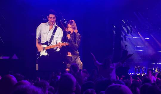 Hoe Pommelien Thijs plots bij Mumford & Sons op het podium belandde