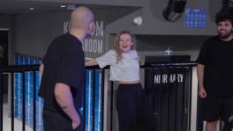 Kotmadam Sergeant neemt de studenten mee naar het trampolinepark
