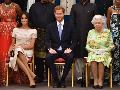 ‘Queen sprak prins Harry aan op divagedrag Meghan Markle’