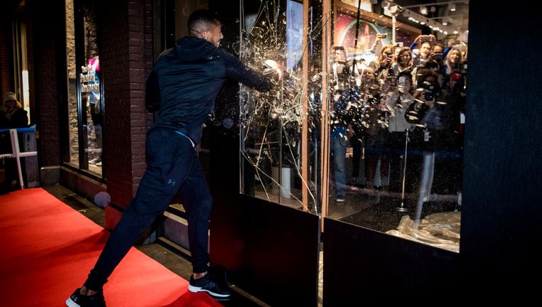 Bokser Anthony Joshua Opent Winkel Door Ruit In Te Slaan De Volkskrant