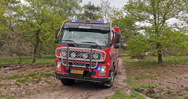 Brandweer rukt groots uit voor kampvuur