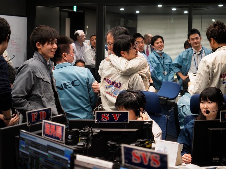 Vreugde in de controlekamer van het Japanse ruimtevaartagentschap Jaxa. 