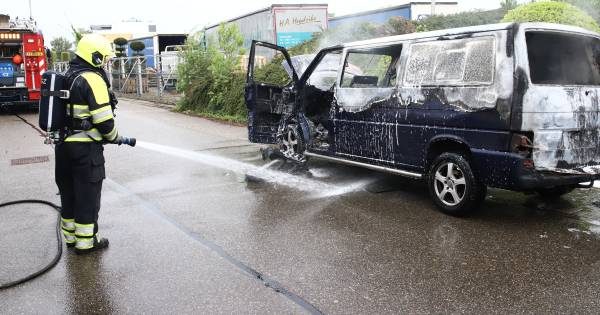 Volkswagenbusje vliegt spontaan in brand in Ochten | Neder-Betuwe - De Gelderlander