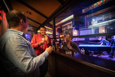 Cafébazen in Nijmegen balen dat ze rookhok moeten sluiten: ‘Buurt gaat meeste last krijgen’