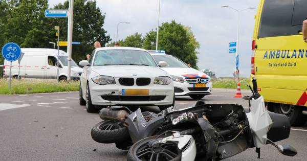 Auto verlaat rotonde in Hedel en botst op scooter, bestuurder moet met spoed naar het ziekenhuis - B