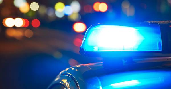 Dronken man rijdt op twee huizen Zuid-Beijerland in