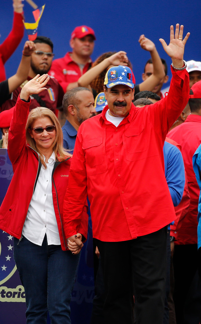 Venezuela's president Nicolas Maduro en vrouw Cilia Flores verschenen gisteren sinds maanden weer in het openbaar en zwaaien naar aanhangers.