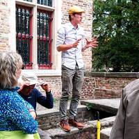 Niet iedereen in Brugge bleek fan van stadsgids Pascal Gerritsen en dat eindigde voor hem met een nat pak