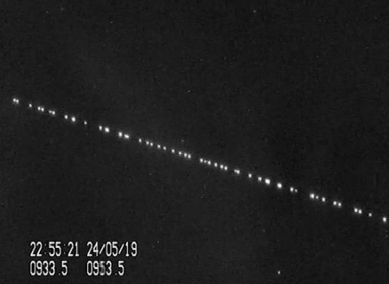 Zo zag de lichtjestrein van SpaceX-satellieten er eerder uit.