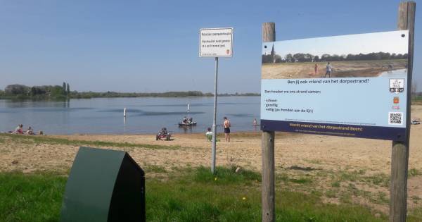 Zomer in april: op strandje in eigen dorp meivakantie aftrappen