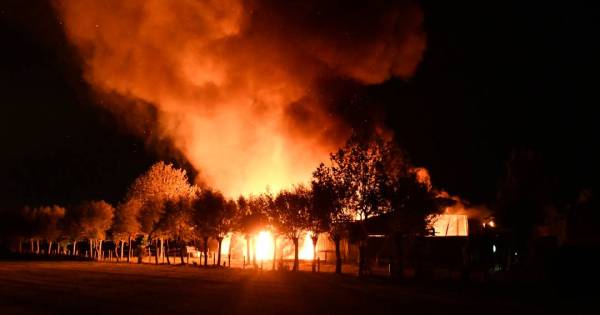 Uitslaande brand verwoest loods in Nieuwdorp .
