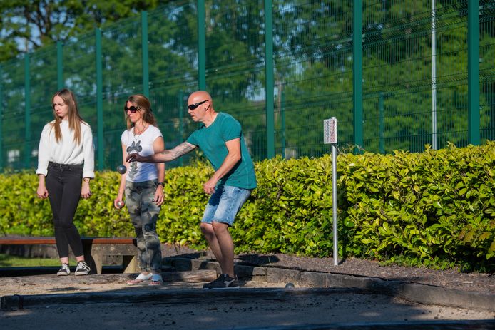 Dit Zeelse gezin komt een balletje gooien op een petanqueterrein in Ter Elst.