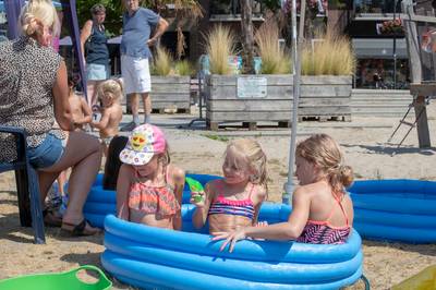 Badderen op het stadsstrand in Veenendaal