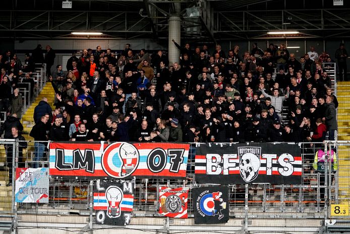 PSV komt met charme offensief en praat met bezorgde PSV supporters willen rust in de tent | Foto | ed.nl