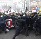 Franse politie raakt slaags met brandweerlui tijdens manifestatie in Parijs